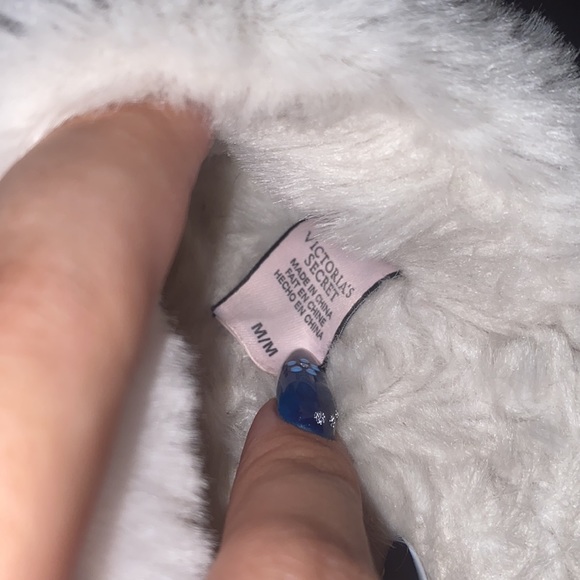 LIKE NEW- VICTORIAS SECRET CLOSED TOE FAUX FUR SWEATER SLIPPERS - SIZE MEDIUM - Picture 7 of 7